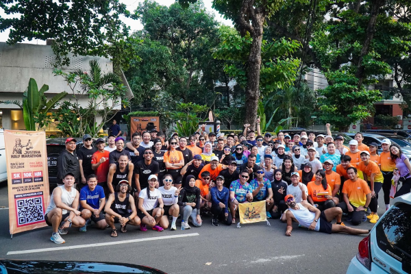 Sebanyak 120-an peserta dari 30 komunitas lari kawasan Jabodetabek berfoto bersama usai kegiatan Kick-Off di Sejiwa Coffee, LCC, Jakarta, Minggu (14/7/2024) pagi. Foto: Istimewa