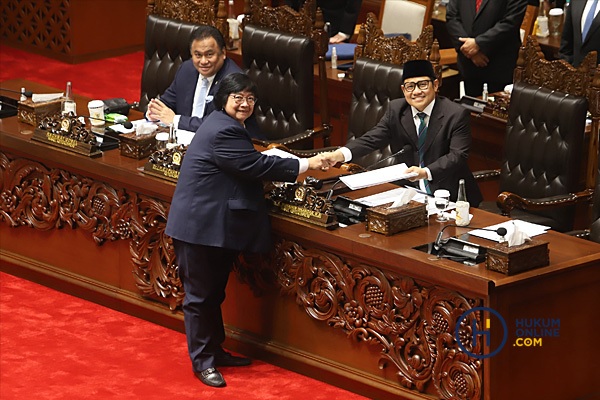 Menteri Lingkungan Hidup dan Kehutanan (LHK), Siti Nurbaya Bakar saat memberikan dokumen pandangan pemerintah kepada pimpinan rapat paripurna, Muhaimin Iskandar di Gedung Parlemen, Selasa (9/7/2024). Foto: RES