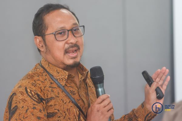 Direktur Pembelaan Hukum Perlindungan Konsumen Otoritas OJK Tri Herdianto dalam Event Funnel Hukumonline 'Implementasi dan Tantangan LAPS SJK: Perspektif OJK dan Praktisi Hukum', Selasa (16/7/2024). Foto: HFW