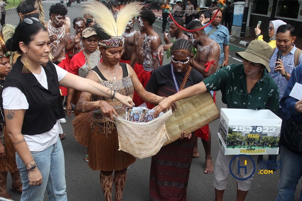 Aksi perwakilan suku Awyu Papua dan suku Moi di Mahkamah Agung 3.jpg