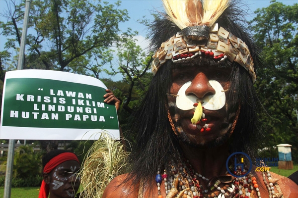 Aksi perwakilan suku Awyu Papua dan suku Moi di Mahkamah Agung 4.jpg