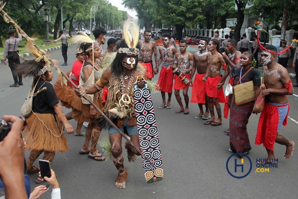 Aksi perwakilan suku Awyu Papua dan suku Moi di Mahkamah Agung 5.jpg