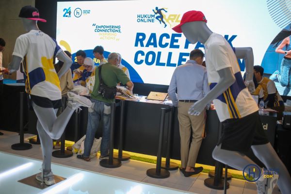 Suasana pengambilan Race Pack Hukumonline Run 2024 di FX Sudirman, Jakarta, Rabu (24/7/2024). Foto: HFW