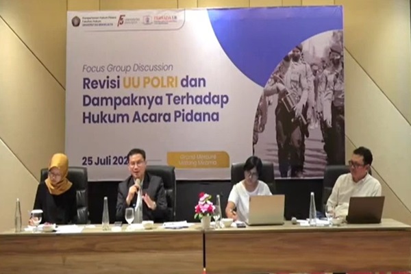 Kiri-kanan: Moderator, Fachrizal Afandi, Asfinawati, dan Bambang Rukminto dalam diskusi bertema Revisi UU Polri dan Dampaknya Terhadap Hukum Acara Pidana, Kamis (25/07/2024). Foto: Tangkapan layar youtube diolah