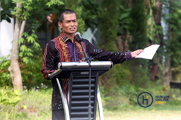 Rektor UNLAM Peresmian Gedung Desmon J Mahesa UNLAM Banjarmasin 7.jpg