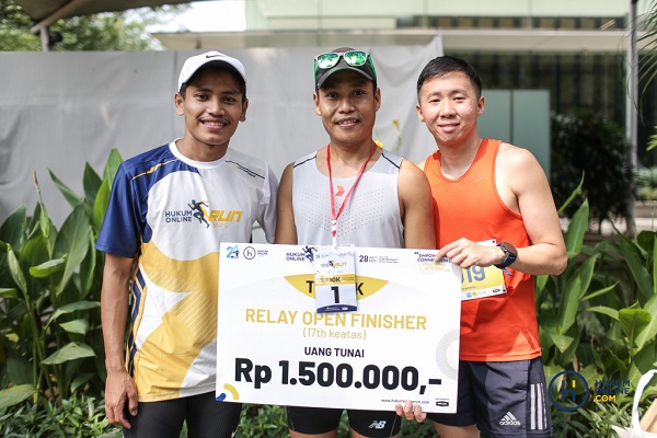 Finisher Pertama 10K Relay Open Hukumonline Run 2024: Hamzah, Hamdan, dan Brian Sastrawijaya. Foto: HFW