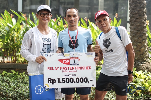 Tim BRB Runners berpose usai menerima hadiah saat mengikuti Hukumonline Run 2024 di SCBD Runners Avenue, Jakarta, Minggu (28/07). Foto: HFW