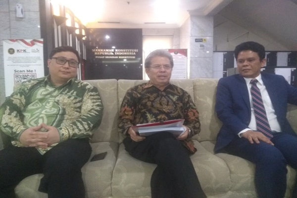 Pendiri sekaligus senior partner LSM Law Firm, Todung Mulya Lubis diapit Associates LSM Law Firm, Damian Agata Yuvens dan Leonard Arpan saat memberikan keterangan pers sesuai mendaftar uji materi UU ITE di Gedung MK. Foto: ADY