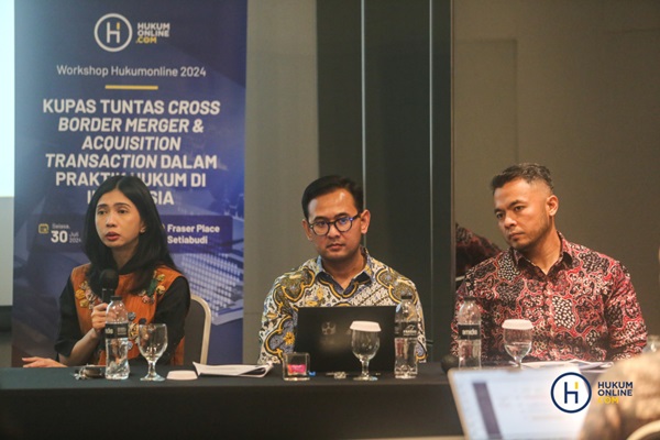 Partner HHR Lawyers, Bunga F Wijayanti, Pardamean Kurniawan dan Yuris A. Hakim saat menjadi pembicara dalam Workshop bertajuk Kupas Tuntas Cross Border Merger and Acqusition dalam Praktik Hukum Indonesia, Selasa (30/7/2024). Foto: HFW