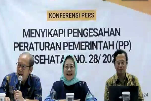 Ketua Umum Komnas Pengendalian Tembakau, Prof Hasbullah Thabrany, Ketua Tobacco Control Support Center-Ikatan Ahli Kesehatan Masyarakat Indonesia, Sumarjati Arjoso dan Ketua Pusat Kajian Jaminan Sosial UI, Aryana Satrya. Foto: Tangkapan layar youtube