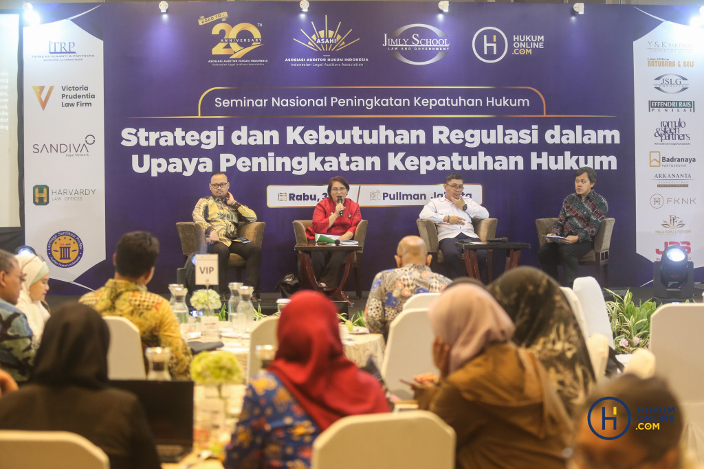 Para narasumber dalam Seminar Nasional bertajuk 'Strategi dan Kebutuhan Regulasi dalam Upaya Peningkatan Kepatuhan Hukum', Rabu (31/7/2024) di Hotel Pullman, Jakarta. Foto HFW 