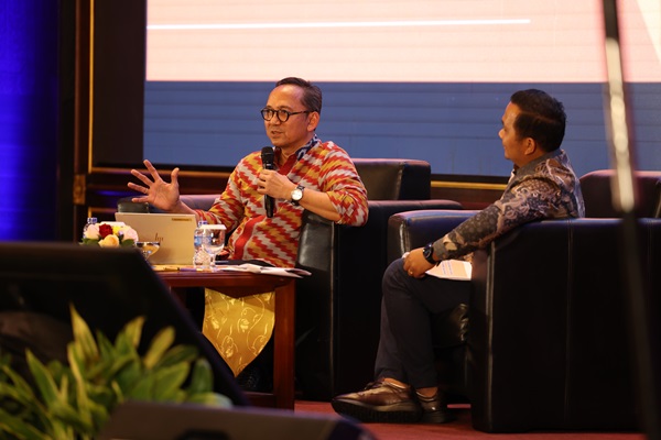 Direktur Pertimbangan Hukum pada Jaksa Agung Muda Perdata dan Tata Usaha Negara (Jamdatun) Sila Haholongan saat menjadi narasumber dalam acara MIND ID Group Legal Consolidation 2024 di Bali, (7/8/2024). Foto: MIND ID