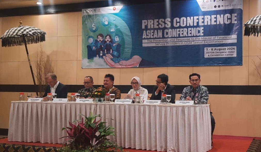 Konferensi pers oleh para narasumber ASEAN Conference on the Prevention and Response to the Misuse of Financial Service Providers in Child Sexual Exploitation, Rabu (7/8/2024). Foto: FKF