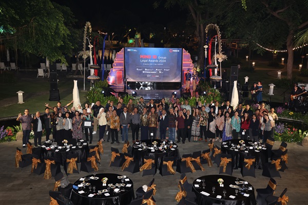 Divisi legal dari sejumlah perusahaan pertambangan di bawah MIND ID berfoto sesuai digelar 'MIND ID Group Legal Award 2024' di Bali, Kamis (8/8/2024) malam. Foto: MIND ID