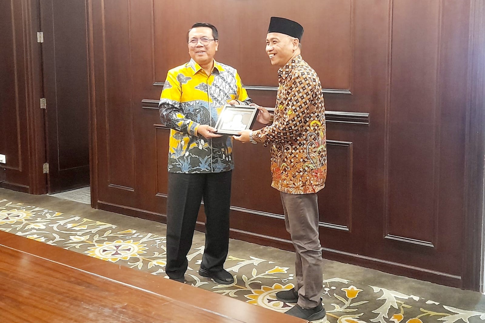 Ketua MA Prof H.M. Syarifuddin menyerahkan cindera mata kepada Dekan FH UII Prof Budi Agus Riswandi usai kunjungan, Kamis (8/8/2024). Foto: Istimewa  