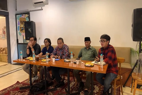 Peneliti ICW Diky Anandya (kanan), Pengajar STHI Jentera Asfinawati (kedua dari kiri) bersama narasumber lain dalam diskusi bertajuk 'Menaker Kerja Pansel KPK 2024: Memperlemah Pemberantasan Korupsi?', Jumat (9/8/2024). Foto: Istimewa