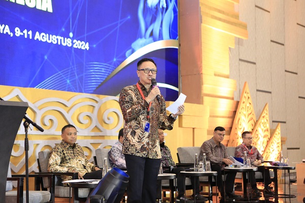 Wakil Ketua Umum PERADI SAI Harry Ponto memandu jalannya Seminar Nasional bertema Peran Artificial Intelligence Dalam Penegakan Hukum di Indonesia. Foto: Istimewa