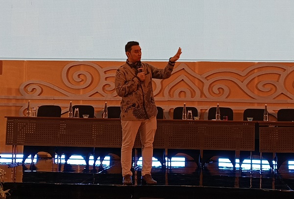 Chief Content Officer Hukumonline, Robert Sidauruk, saat memberi penjelasan mengenai GPT di hadapan peserta Rakernas V PERADI SAI. Foto: Istimewa