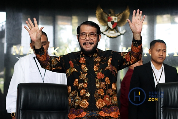 Hakim Konstitusi Anwar Usman usai memberi keterangan pers terkait pencopotan dirinya sebagai ketua MK di Gedung MK, Rabu (8/11/2023). Foto: RES