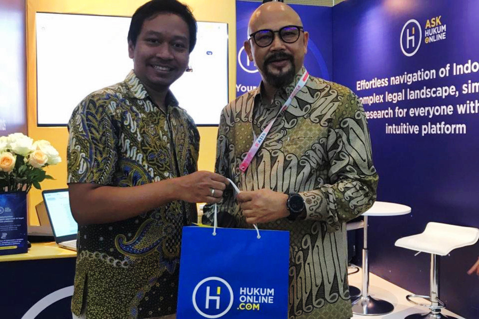 CEO Hukumonline Arkka Dhiratara (kiri) dan Presiden KORIKA Hammam Riza. Foto: HFH