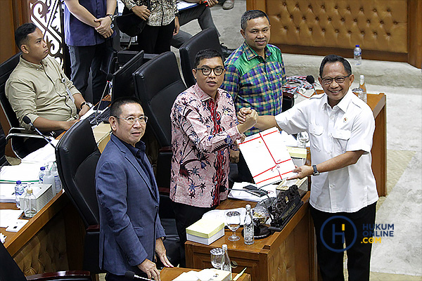 Mendagri Tito Karnavian memberikan dokumen pandangan pemerintah atas RUU Pilkada dalam rapat Panja di Baleg, Rabu (21/8/2024).  Foto: RES