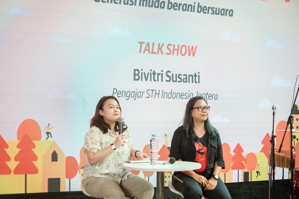 Peneliti PSHK Violla Reininda dan dosen STH Indonesia Jentera Bivitri Susanti dalam acara Gembira Fest 2024 itu diadakan di Creative Hall, M Bloc, Jakarta pada Sabtu (17/8).  Foto: Istimewa