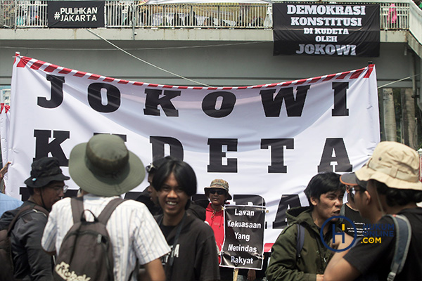 Sejumlah pengunjuk rasa dari berbagai elemen masyarakat menyampaikan aspirasinya terkait penolakan Revisi UU Pilkada yang mengabaikan 2 putusan MK di depan kompleks Parlemen, Jakarta, Kamis (22/8/2024). Foto: RES