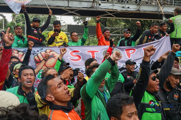 Massa yang tergabung dalam Koalisi Ojol Nasional (KON) dan Kurir se-Jabodetabek berunjuk rasa di Jalan Merdeka Barat, Jakarta, Kamis (29/8). Foto: HFW