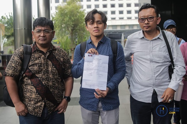 Kiri-kanan: Koordinator Indonesia Corruption Watch (ICW), Agus Sunaryanto, Koordinator Kampanye ICW, Tibiko Zabar Pradano dan Ketua Umum Yayasan Lembaga Bantuan Hukum Indonesia (YLBHI), Muhammad Isnur di Gedung KPK, Senin (2/9/2024). Foto: HFW