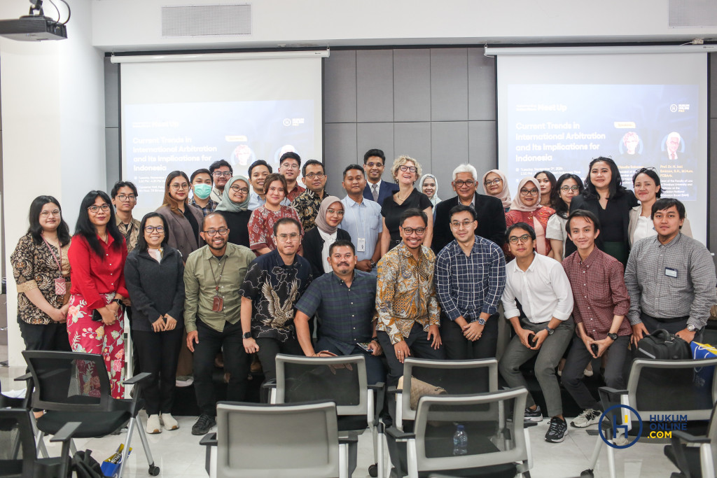 Narasumber (tengah) dan para peserta Subscriber Meet Up Hukumonline bertajuk ‘Current Trends in International Arbitration and Its Implications for Indonesia’, Selasa (3/9/2024). Foto: HFW