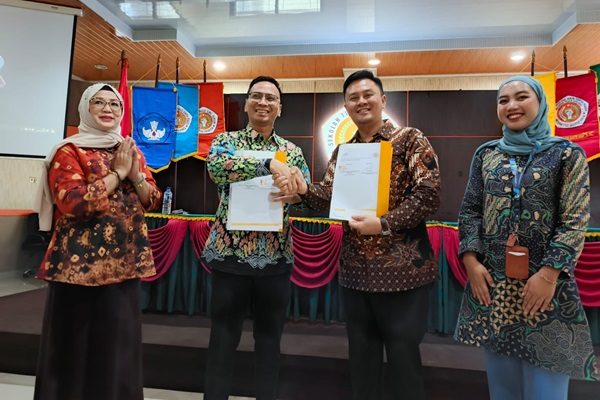  Chief Media & engagement Officer Hukumonline, Amrie Hakim (kedua dari kiri) dan Ketua STIHPADA, Firman Freaddy Busroh (ketiga dari kiri) seusai menandatangani kerjasama di STIHPADA, Rabu (4/9/2024). Foto: ADY