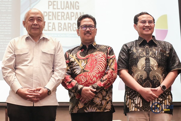 Wakil Jaksa Agung, Feri Wibisono, Hakim Agung Kamar Pidana MA, Yanto, dan Ketua Umum Asperhupiki, Fachrizal Afandi dalam seminar ‘Hukum Acara Pidana Nasional:Penguatan Akses Keadilan dalam Rangka Menyongsong Pemberlakuan KUHP Nasional, Kamis (5/9). Foto: HFW