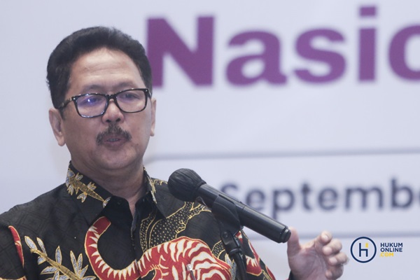 Hakim Agung, Yanto saat membacakan naskah pidato Wakil Ketua MA Bidang Non-Yudisial, Suharto, dalam seminar bertema 'Hukum Acara Pidana Nasional:Penguatan Akses Keadilan dalam Rangka Menyongsong Pemberlakuan KUHP Nasional', Kamis (5/9/2024). Foto: HFW