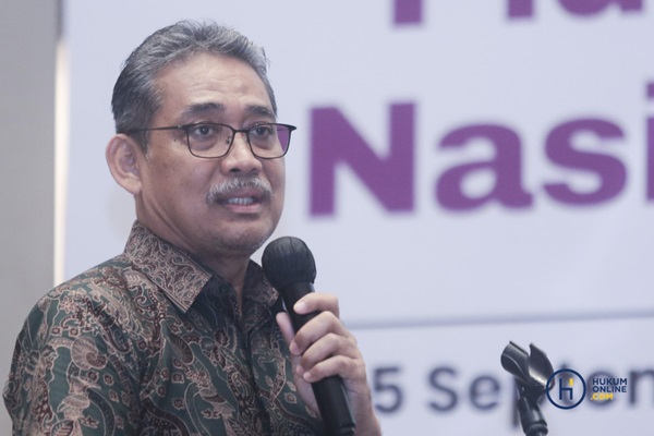 Guru Besar Fakultas Hukum Universitas Diponegoro, Prof Pujiyono saat menjadi narasumber dalam seminar bertema 'Hukum Acara Pidana Nasional:Penguatan Akses Keadilan dalam Rangka Menyongsong Pemberlakuan KUHP Nasional', Kamis (5/9/2024). Foto: HFW