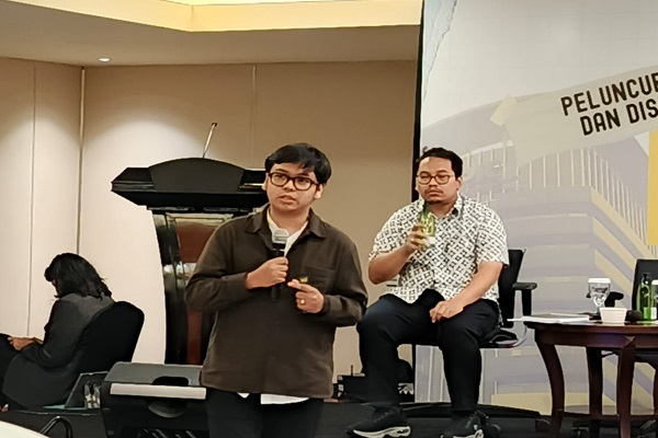 Peneliti ICW, Dicky Anandya dan Peneliti PSHK, Muhammad Nur Ramadhan dalam diskusi bertema Laporan Evaluasi Kinerja KPK Periode 2019-2024, Jumat (6/9/2024). Foto: ADY