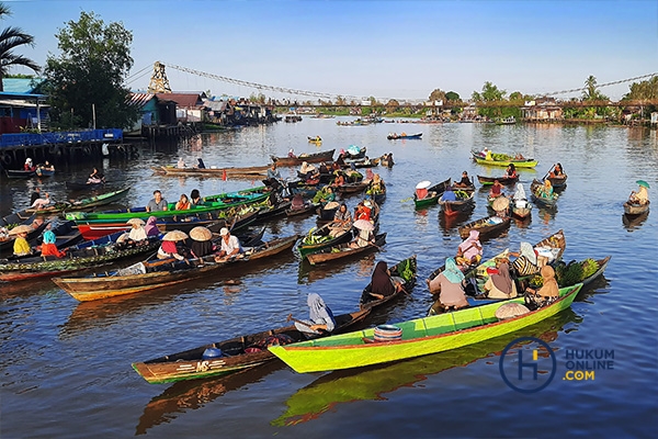 Untuk Memperkuat Stabilitas Ekonomi Daerah, Pemerintah Dorong Pemanfaatan Program Pemberdayaan UMKM_Pasar Terapung di Sungai Martapura, Kabupaten Banjarmasin, Kalimantan Selatan_Resa Esnir_08164214554_02.jpg