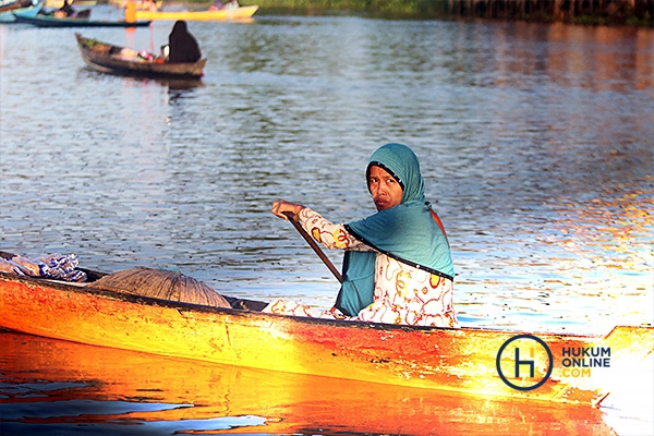 Untuk Memperkuat Stabilitas Ekonomi Daerah, Pemerintah Dorong Pemanfaatan Program Pemberdayaan UMKM_Pasar Terapung di Sungai Martapura, Kabupaten Banjarmasin, Kalimantan Selatan_Resa Esnir_08164214554_03.jpg