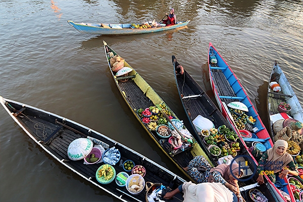 Untuk Memperkuat Stabilitas Ekonomi Daerah, Pemerintah Dorong Pemanfaatan Program Pemberdayaan UMKM_Pasar Terapung di Sungai Martapura, Kabupaten Banjarmasin, Kalimantan Selatan_Resa Esnir_08164214554_04.jpg