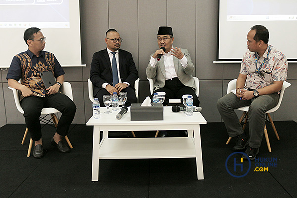 Kiri-kanan: Chief Media and Engagement Officer Hukumonline Amrie Hakim, Presiden ASAHI Periode 2022-2027 Harvardy M Iqbal, Ketua Dewan Pembina ASAHI dan JSLG Prof Jimly Asshiddiqie, dan Pemred Hukumonline Fathan Qorib. Foto: RES