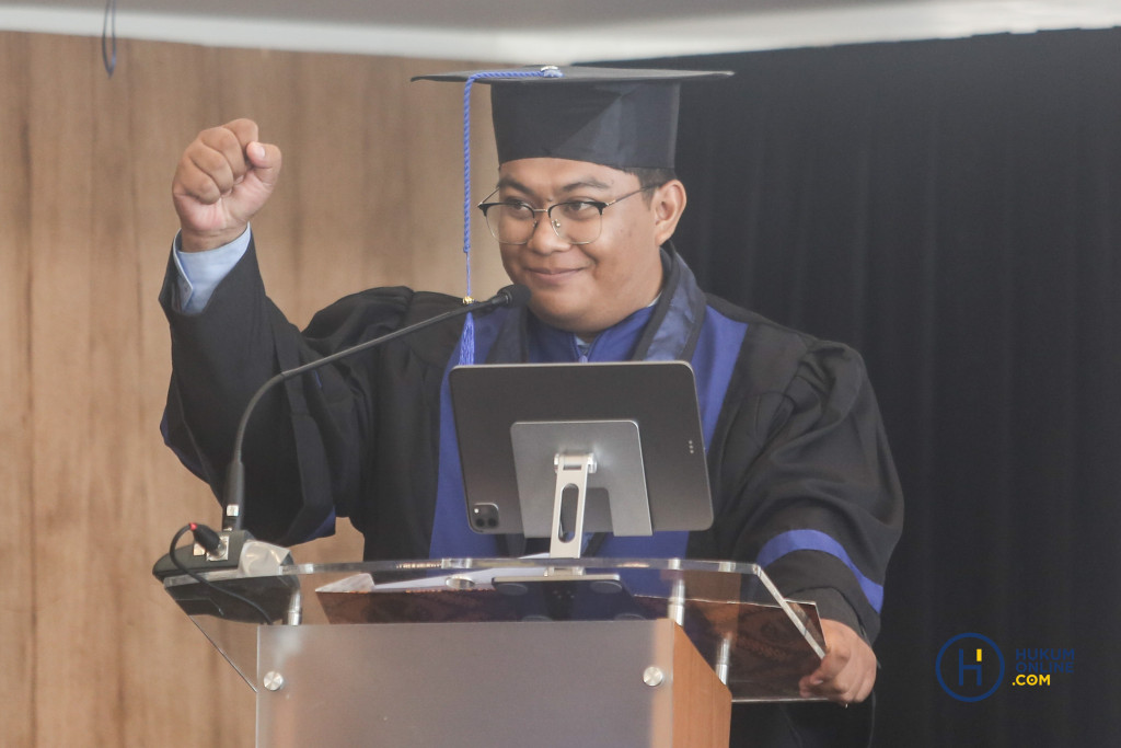 Wisudawan dengan Indeks Prestasi Kumulatif (IPK) tertinggi pada lulusan ke-6 STHI Jentera, Osan Ramdan. Foto: HFW