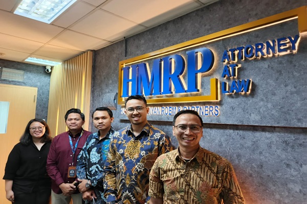 AVP Customer Experience&Engagement Hukumonline Grace Nagatami Susilo,Research &Awards Manager Hukumonline, Katon Baskoro, Partner HMRP Pangihutan Hutauruk dan Mochamad Roem Gatot Praditya, Chief Media&engagement Officer Hukumonline, Amrie Hakim