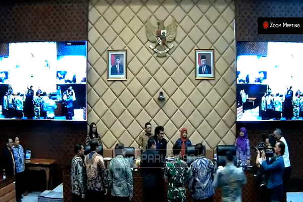  Suasana penyerahan DIM RUU Pelayaran dari pemerintah diwakili Menhub Budi Karya Sumadi kepada Wakil Ketua Komisi V DPR, Ridwan Bae di ruang Komisi V Gedung DPR, Jumat (20/9/2024). Foto: Tangkapan layar youtube