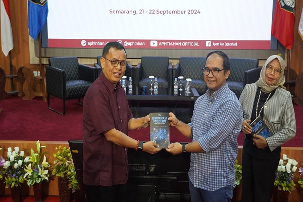 Penyerahan Buku 'Birokrasi Modern' dalam Pembukaan Penataran Pengajar HAN yang diselenggarakan APHTN HAN. Foto: DAN 