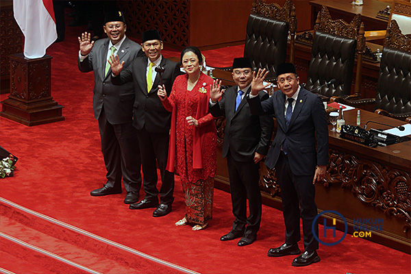 Kiri-kanan: Cucun Ahmad Syamsurijal (PKB), Adies Kadir (Golkar), Puan Maharani (PDIP), Sufmi Dasco Ahmad (Gerindra), dan Saan Mustopa (Nasdem) seusai dilantik menjadi pimpinan DPR periode 2024-2029 di Gedung DPR, Selasa (1/10/2024).  Foto: RES