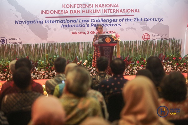 Menteri Luar Negeri RI Retno Marsudi memberikan keynote speech dalam acara Konferensi Nasional: Indonesia dan Hukum Internasional di Kementerian Luar Negeri RI, Jakarta, Rabu (2/10). Foto: HFW