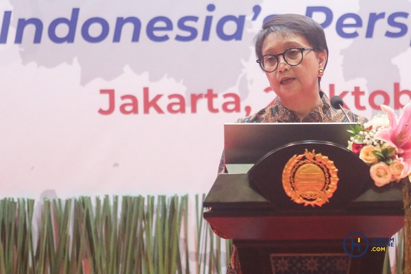 Menteri Luar Negeri RI Retno Marsudi memberikan keynote speech dalam acara Konferensi Nasional: Indonesia dan Hukum Internasional di Kementerian Luar Negeri RI, Jakarta, Rabu (2/10). Foto: HFW