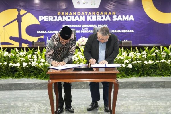 Direktur Jenderal Pajak Kemenkeu Suryo Utomo dan Jamdatun pada Kejagung R. Narendra Jatna saat menandatangani kerja sama terkait penanganan perkara perdata dan TUN. Foto: Humas DJP 