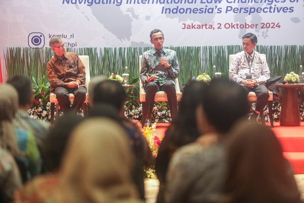 Diskusi panel membahas soal Refleksi Pengembangan Hukum Privat Internasional di Indonesia dalam acara Konferensi Nasional: Indonesia dan Hukum Internasional di Kementian Luar Negeri Indoesia, Jakarta, Rabu (2/10). Foto: HFW