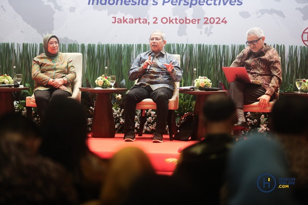 Diskusi panel yang membahas soal Politik Luar Negeri Indonesia dalam Menyikapi Dinamika Hukum Internasional dalam acara Konferensi Nasional: Indonesia dan Hukum Internasional di Kementian Luar Negeri Indoesia, Jakarta, Rabu (2/10). Foto: HFW