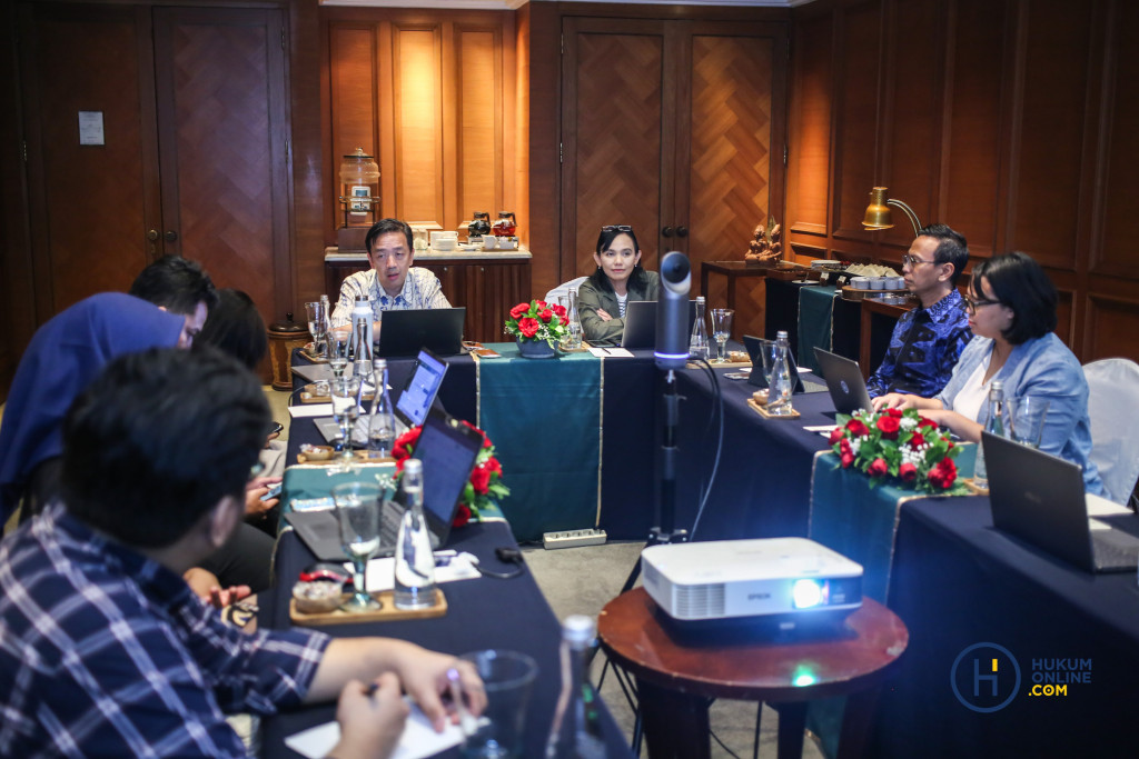 Aria Suyudi (tengah-kiri) dan Dahliana Hasan (tengah-kanan) dua oarang pakar yang memimpin rapat penjurian In-House Counsel Awards (IHCA) 2024, Jumat (4/10/2024). Foto: HFW
